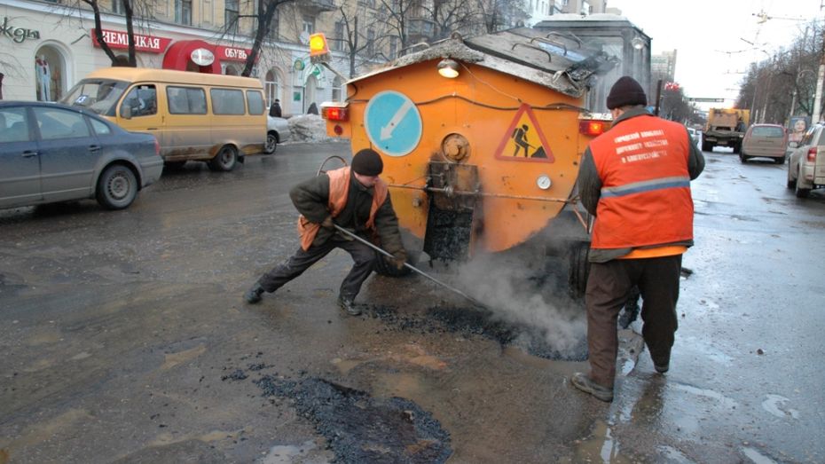 Воронежский губернатор поручил залатать ямы на дорогах до конца апреля