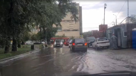 Воронежцы поделились фотографиями и видео затопленных после дождя улиц