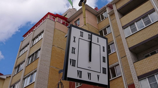 В центре Боброва установили главные городские часы