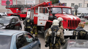 Возле многоэтажки на Московском проспекте в Воронеже собралось 8 пожарных машин