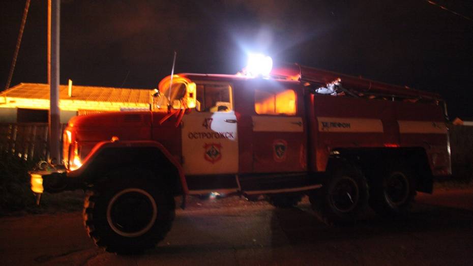 В Острогожске пожарные вынесли из горящего дома 40-летнего мужчину