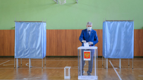 Воронежский губернатор посетил избирательный участок в первый день голосования 