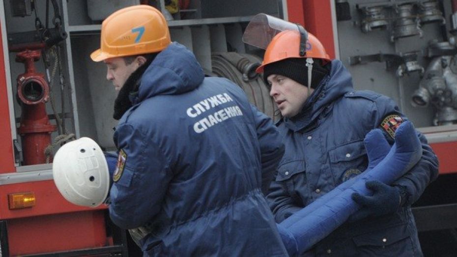 В Воронежской области пожарные спасли 5 человек из горящего дома