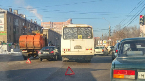 В Воронеже маршрутка и мусоровоз попали в массовое ДТП у пивзавода