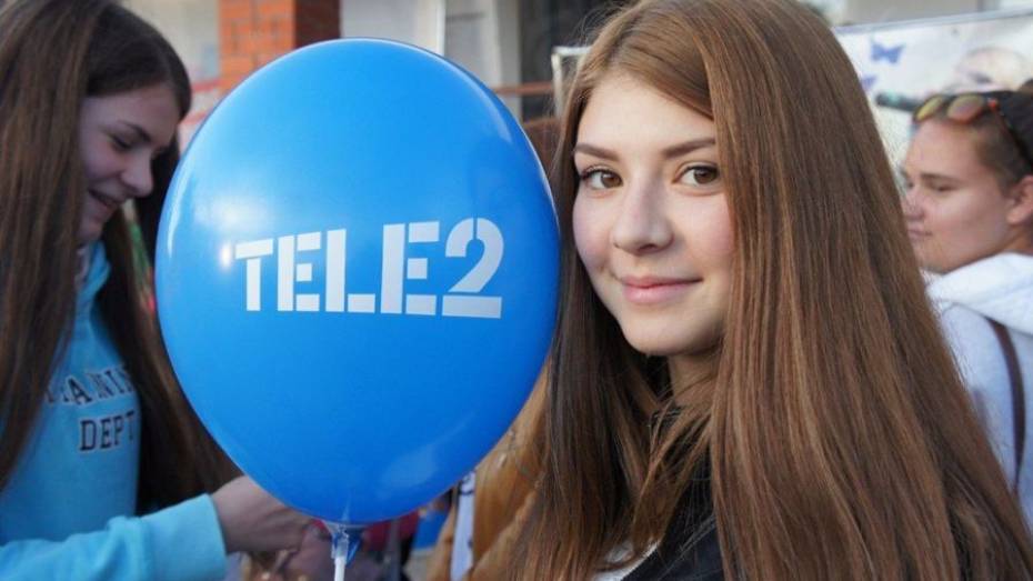 Tele2 организовала интерактивную фотозону с неоновым туннелем на общегородском выпускном