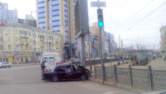В центре Воронежа «ВАЗ» протаранил забор