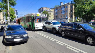 Троллейбус попал в массовую аварию в центре Воронежа
