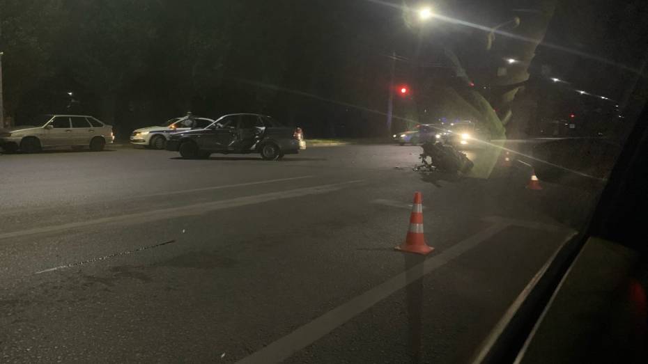 Мощный мотоцикл BMW и «Приора» столкнулись в Воронеже: пострадали оба водителя