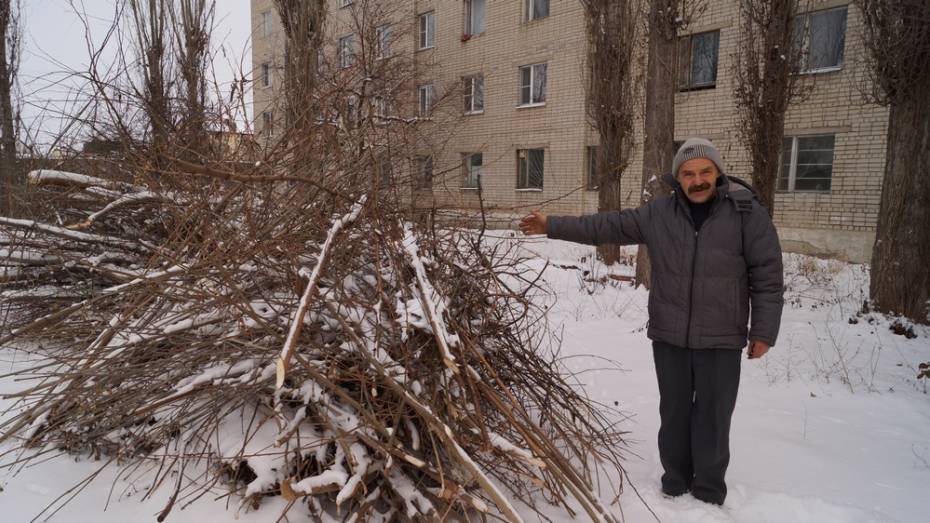 Хохольский активист очистил территорию возле общежития от мусора 