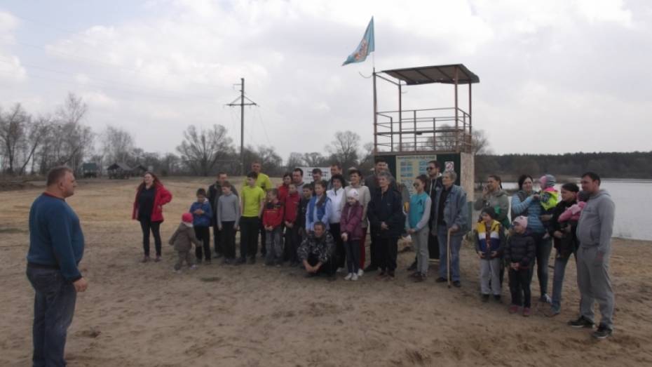 Воронежские спасатели очистили пляж у реки Усманка в Боровом