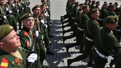 Здоровым воронежцам разрешат посмотреть парад в масках и перчатках