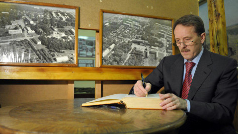 Экс-губернатор Алексей Гордеев отдал свою воронежскую библиотеку в Никитинку