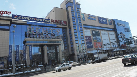 В Воронеже на подземной парковке «Галереи Чижова» загорелся автомобиль