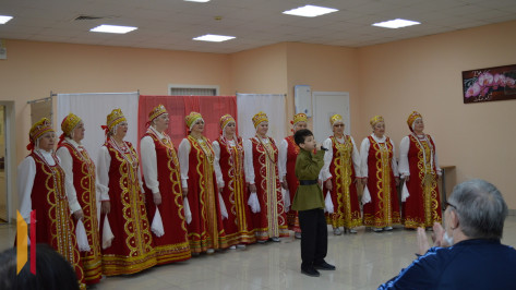 «Серебряные» волонтеры и воспитанники детдома подарили подопечным воронежских домов престарелых патриотический концерт