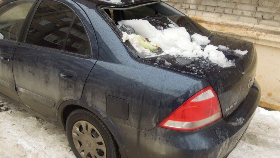 В Воронеже глыбы льда рухнули на Nissan Almera
