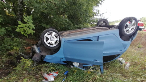 В Воронежской области опрокинулся автомобиль KIA: пострадали водитель и 12-летний пассажир