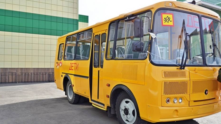 Бутурлиновской сельской школе подарили автобус