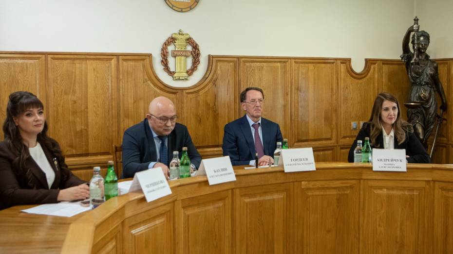 Более 900 жителей Воронежской области получили бесплатную правовую помощь в рамках социального проекта Алексея Гордеева