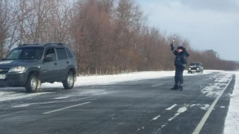 Верхнемамонские госавтоинспекторы помогли выбраться из снежного кювета двум водителям