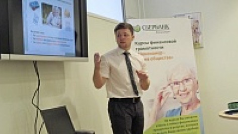 Воронежских пенсионеров научили пользоваться банковскими картами