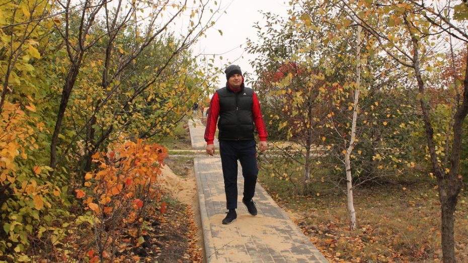  Жители хохольского села Гремячье обустроили тротуарно-парковую зону