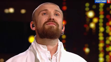 Воронежец Илья Булыгин исполнил песню на шоу телеканала «Россия 1» и набрал максимальный балл