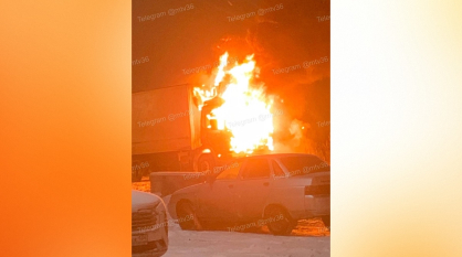 Под Воронежем в новогоднюю ночь загорелась фура