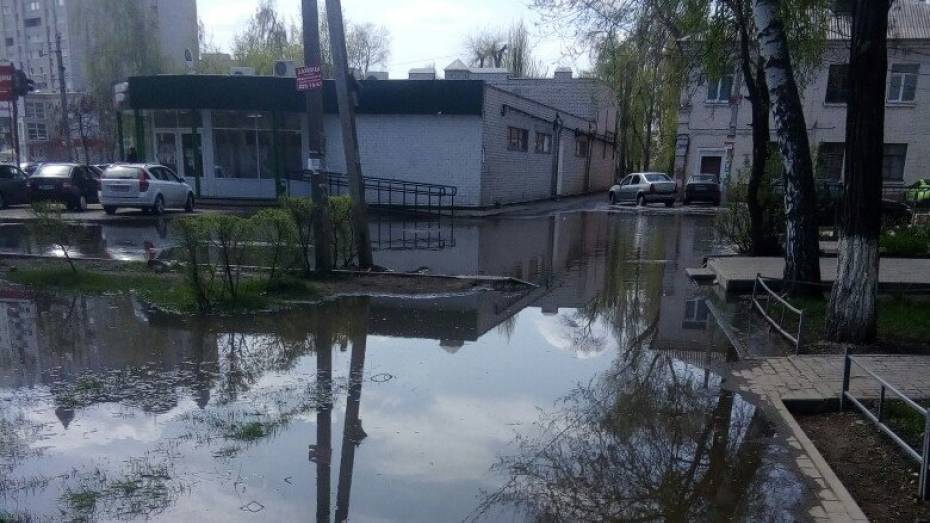 В Воронеже из-за коммунальной аварии затопило двор на улице Ворошилова