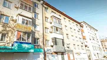 Отвалившийся шифер оставил жильцов 5-этажки в центре Воронежа без крыши над головой