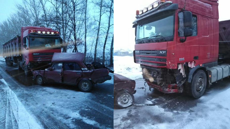 В столкновении «семерки» и фуры в Воронежской области погибли ребенок и 2 взрослых