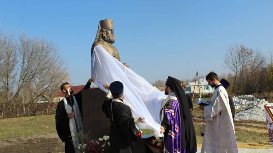 В Ольховатском районе открыли памятник в честь земляка – архиепископа Дмитрия Самбикина