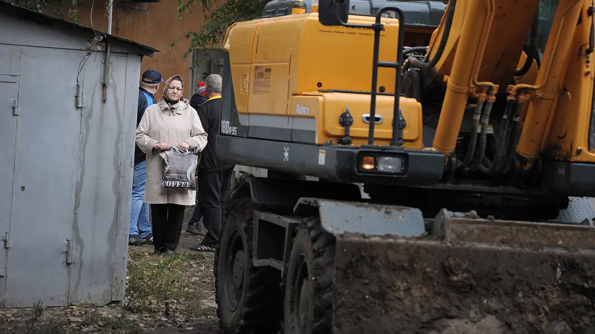 «Дайте хоть до лета дожить». Как в Воронеже сносят дворовые гаражи-сараи