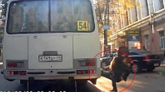 Протащивший пассажирку по асфальту водитель воронежской маршрутки остался без прав