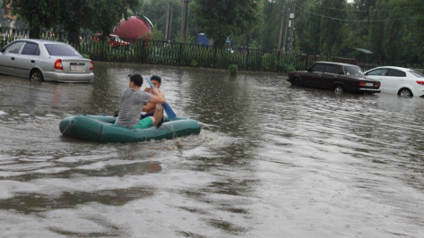 Жители Россоши прокатились на лодке по затопленным ливнем улицам