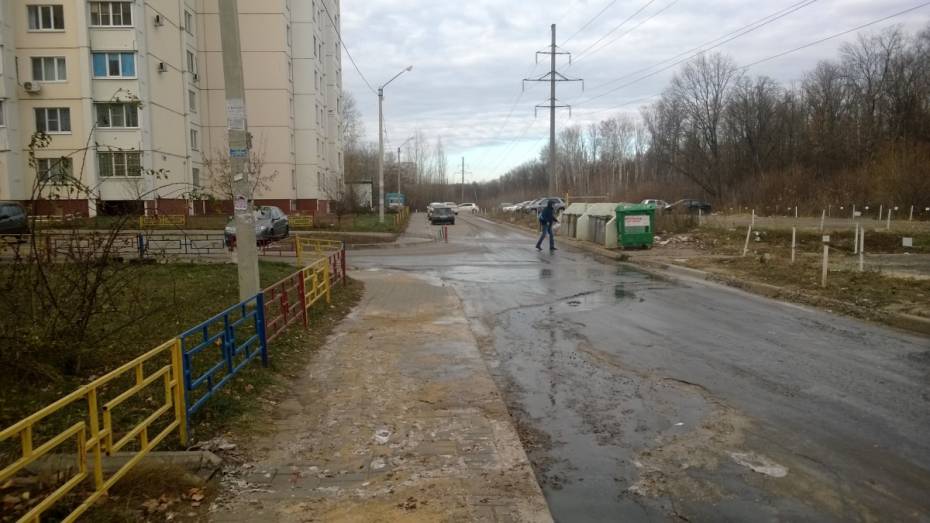В Воронеже двор дома на улице Ломоносова затопили нечистоты
