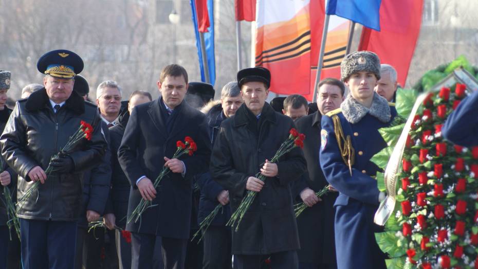 Венки к могиле Неизвестного солдата в Воронеже возложили представители областной власти и общественных организаций