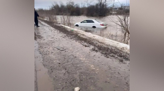 В воронежском селе Александровка машина вылетела в затопленный кювет