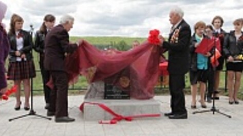 В Бобровском районе установили памятник погибшему экипажу самолета «Бостон-3»
