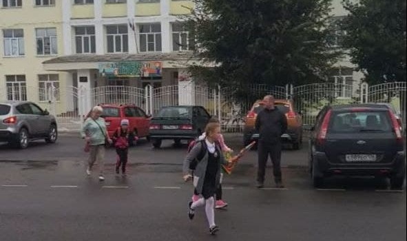Водители начали высаживать пассажиров у школы вместо остановки в воронежском Боровом