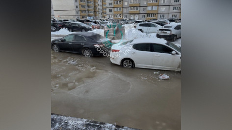 В воронежском ЖК «Спутник» из-за коммунальной аварии машины вмерзли в лед