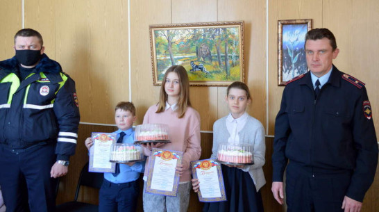 В Терновке наградили победителей районного конкурса эссе «Дороги безопасности»