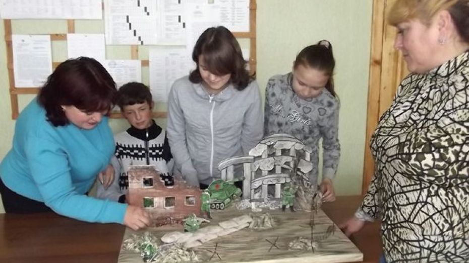 Терновские учителя построили Ротонду из картона