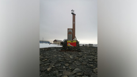 Волонтер с флагом Воронежа, который ранее подписывал Сергей Петрин, добрался до мыса Челюскин