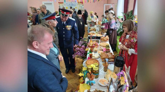 Верхнемамонские кадеты накормили гостей своего праздника солдатской кашей