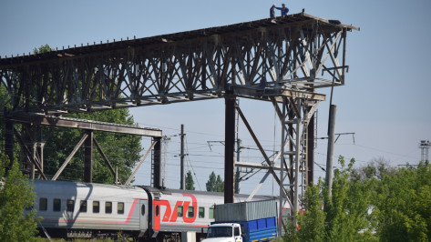 В Подгоренском районе над железной дорогой демонтировали аварийный мост