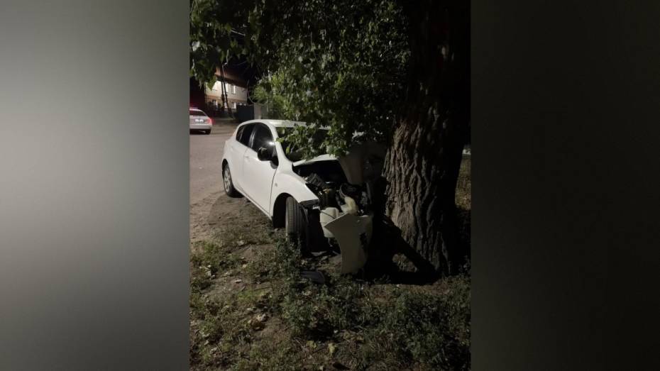 В Воронеже Mazda врезалась в дерево: пострадали 3 человека