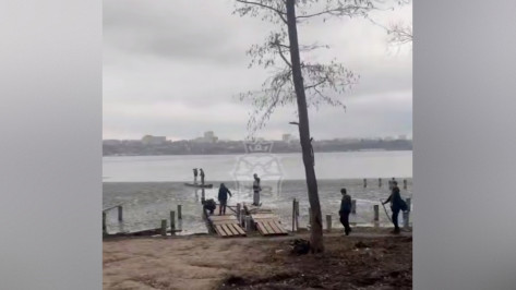 В Воронеже в парке «Дельфин» подростки сделали плот и отправились в плавание