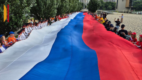 В День Государственного флага на дамбе Чернавского моста воронежцы развернули 100-метровый триколор