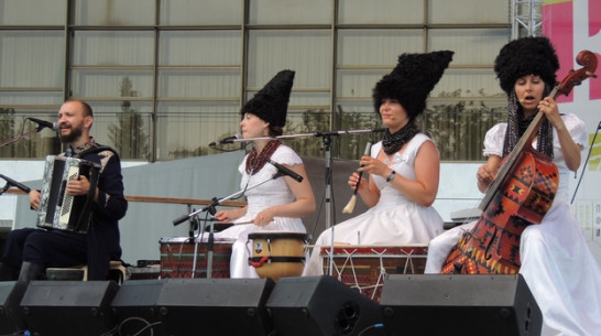 На концерте украинской группы «ДахаБраха» зрителей повеселил «верховный бог скандинавской мифологии»