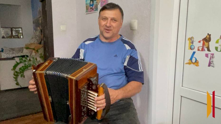 Играй, гармонь. Как воронежский водитель стал коллекционировать гармошки-«роялки»